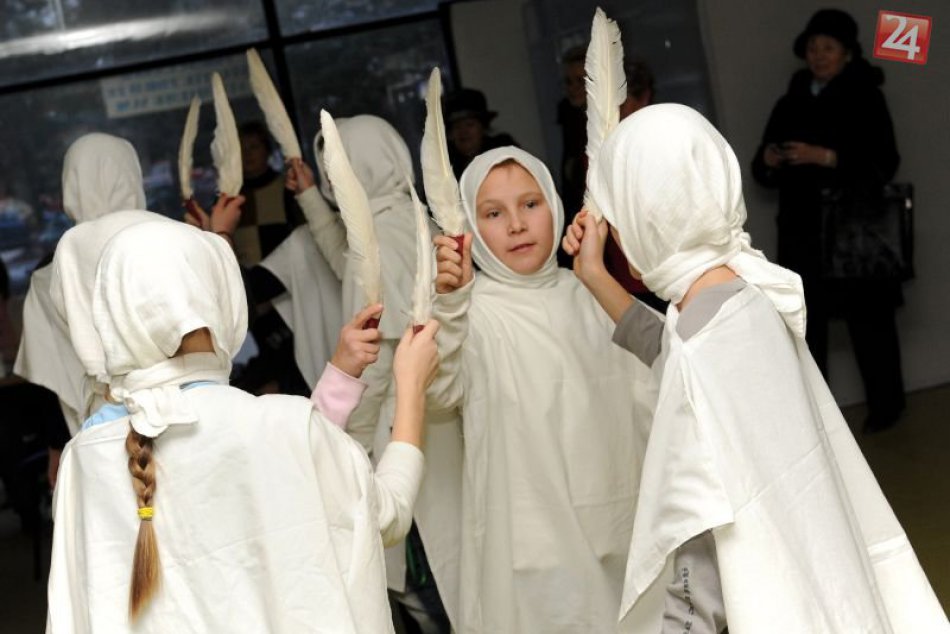 Barbora ťahá sane do dvora. Jej čerešňové halúzky ukážu dievčatám ženícha