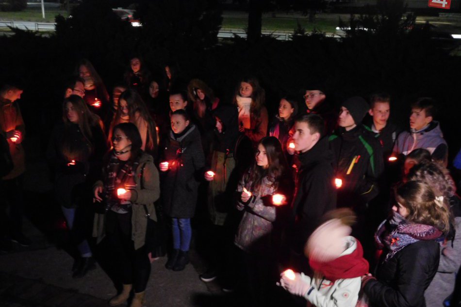 Sviečkový pochod v uliciach Spišskej zachytený na fotkách