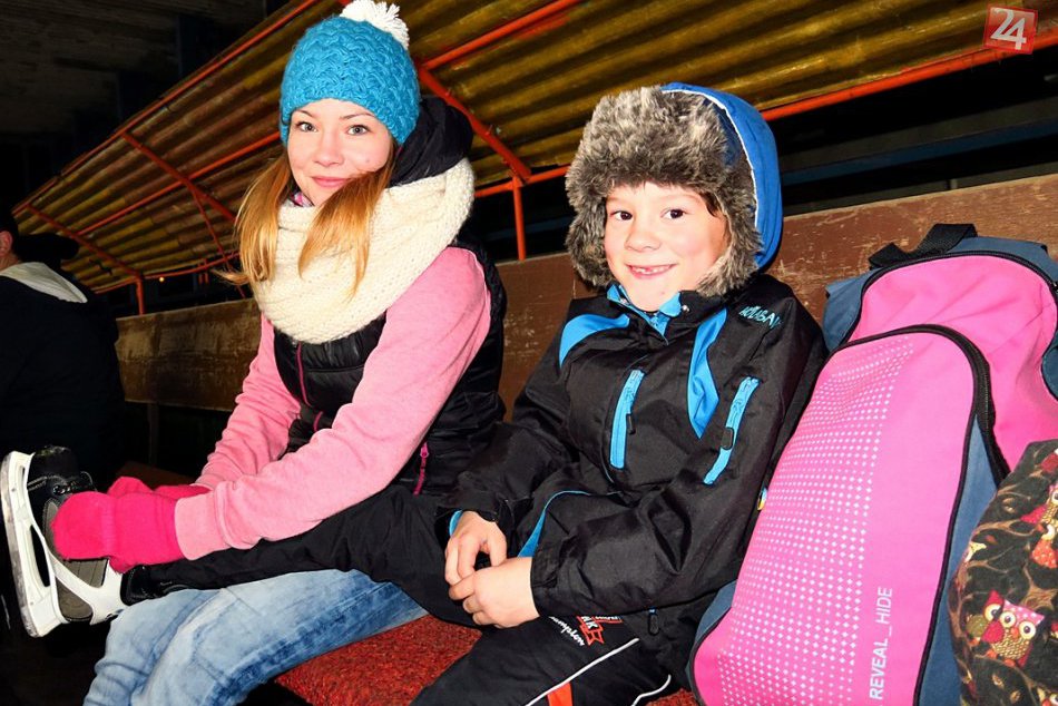 Obrazom: Otvorenie klziska v Rožňave si nenechali ujsť stovky nadšencov