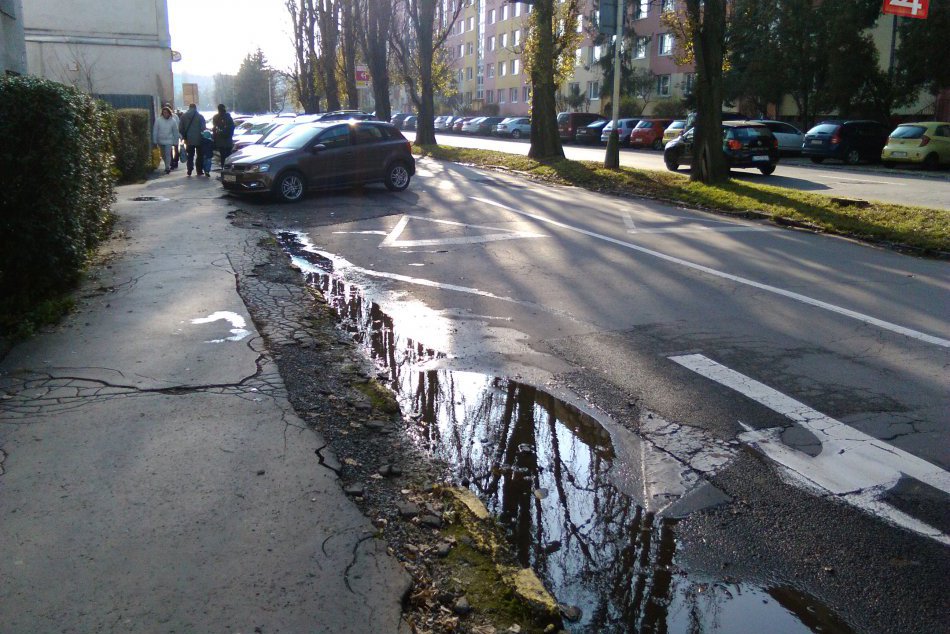 Chodník pri daňovom úrade v Lučenci je v žalostnom stave