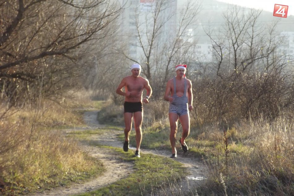 Fotogaléria: Ľadové medvede v Hlohovci si takto vychutnali decembrový kúpeľ