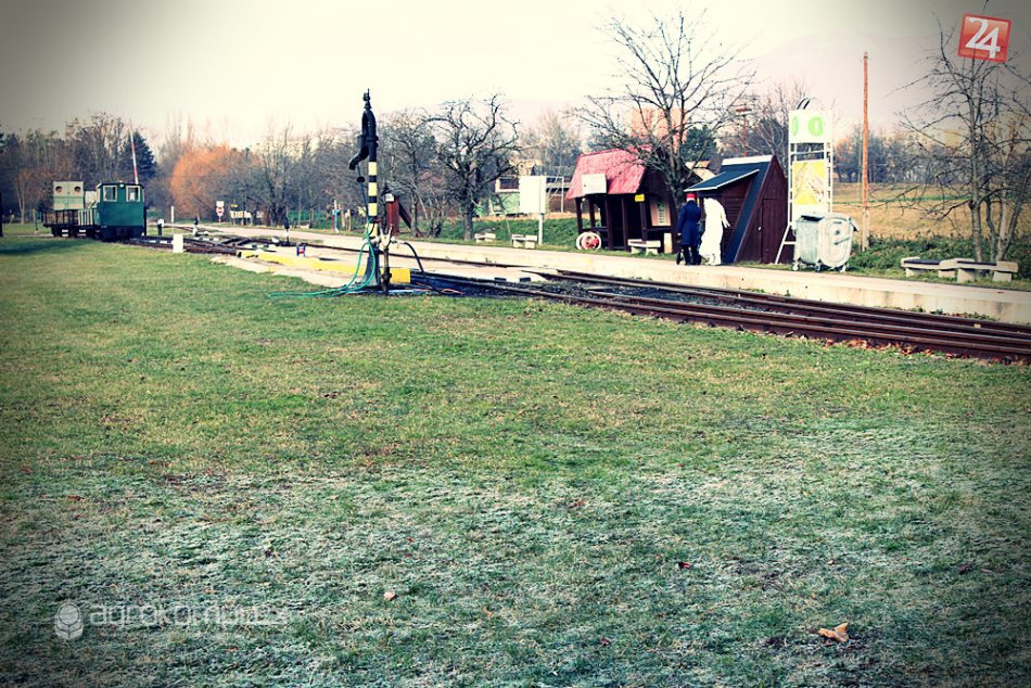 FOTO: Deti potešil Mikuláš, do Nitry prišiel na historickom parnom vlaku