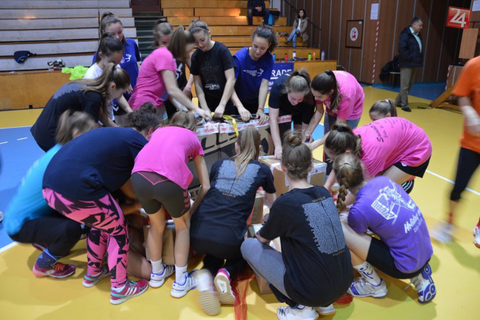 Vďaka projektu získali pomôcky: Hádzanárkam ich odovzdal primátor mesta