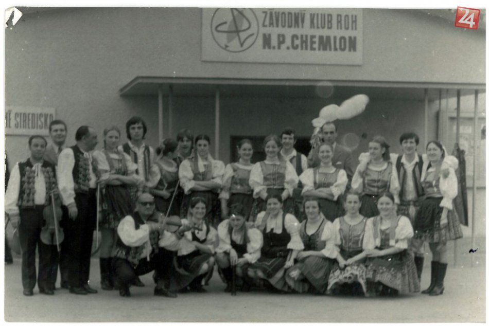 Humenčanov obohacuje folklórom už 45 rokov: Príbeh FS Chemlon na fotkách!