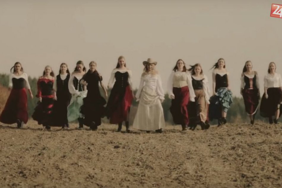 V OBRAZOCH: Bystrickí gymnazisti vo westernovom únose triednej knihy