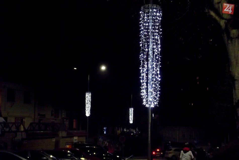 Nová vianočná výzdoba v Hlohovci zachytená na fotkách