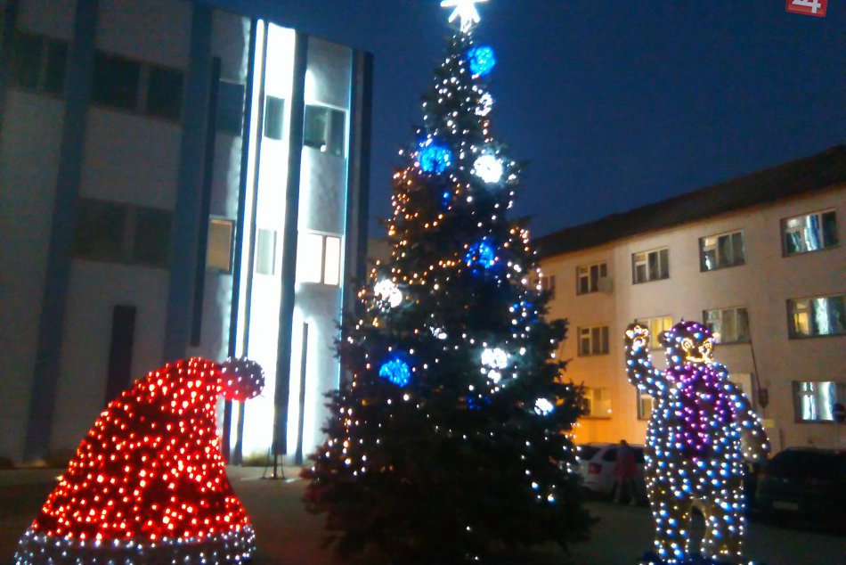 V OBRAZOCH: Predvianočná nálada v uliciach večerného Lučenca