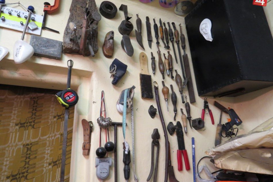 Michalovský obuvník opatruje nevšedné topánky: Majú vyše 50 rokov