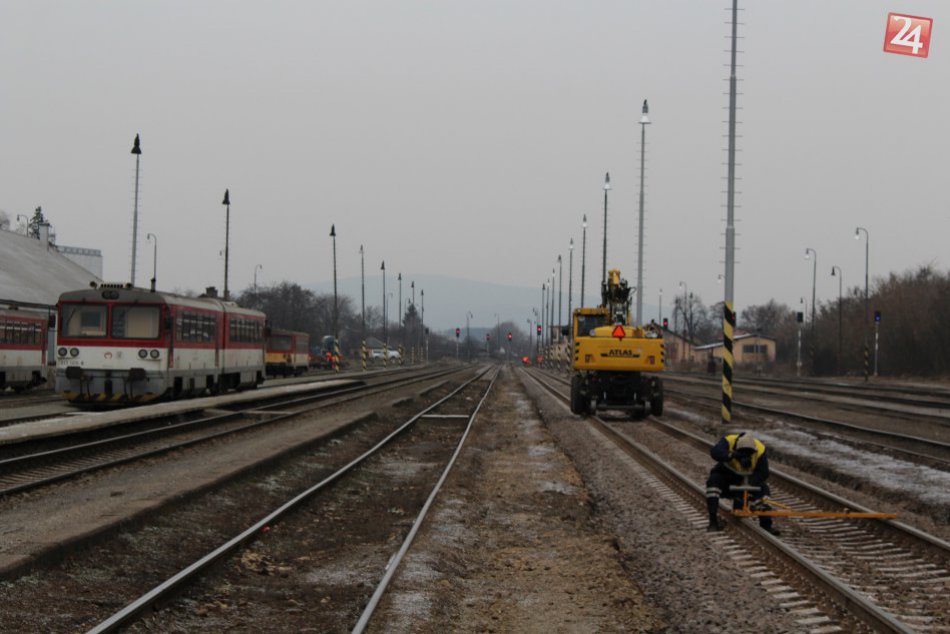 V OBRAZOCH: Robotníci už zarezávajú na rekonštrukcii železničnej stanice