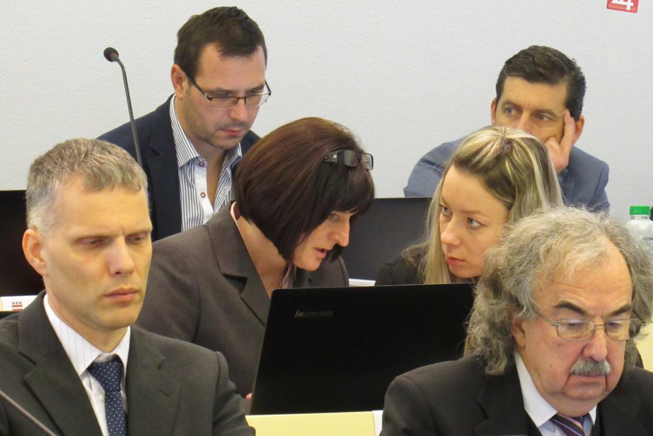 Prestávka poslancom skončila, na miestach viacerí stále neboli