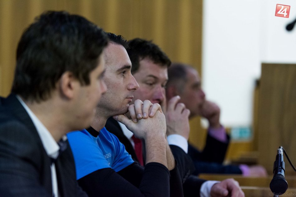 Zasadačka mestského parlamentu: Žiaci v dialógu s poslancami