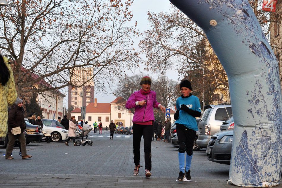 V meste sa konal Vianočný beh Šaľou: Zahanbiť sa nedal ani Dedo Mráz