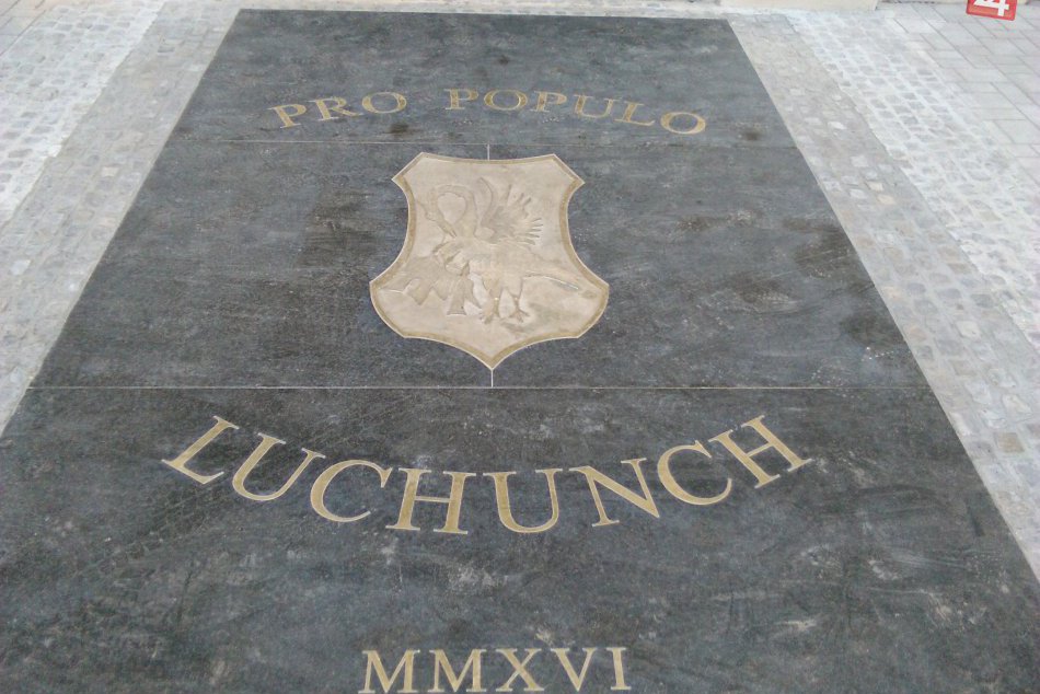 V OBRAZOCH: Nápis pred radnicou určený pre Lučenčanov