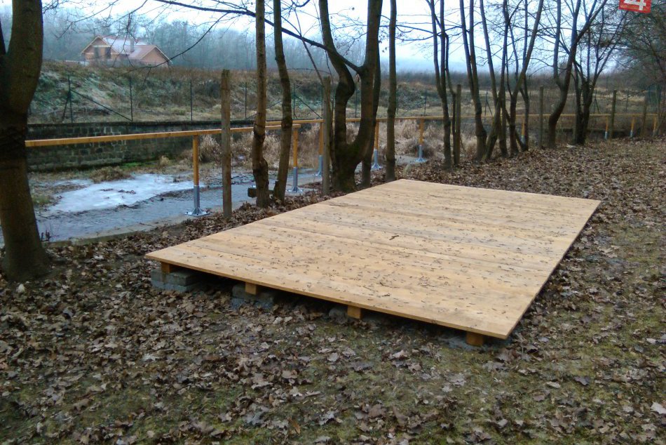 V OBRAZOCH: Nové zábradlia a viacúčelové plochy na lučeneckom Strande