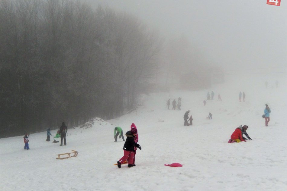V OBRAZOCH: Vianočná sánkovačka pre otcov s deťmi na Šachtičkách