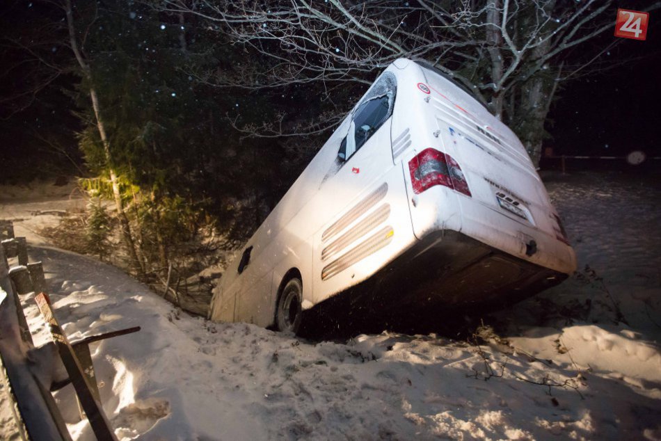 V OBRAZOCH: Vážna nehoda autobusu na Čertovici