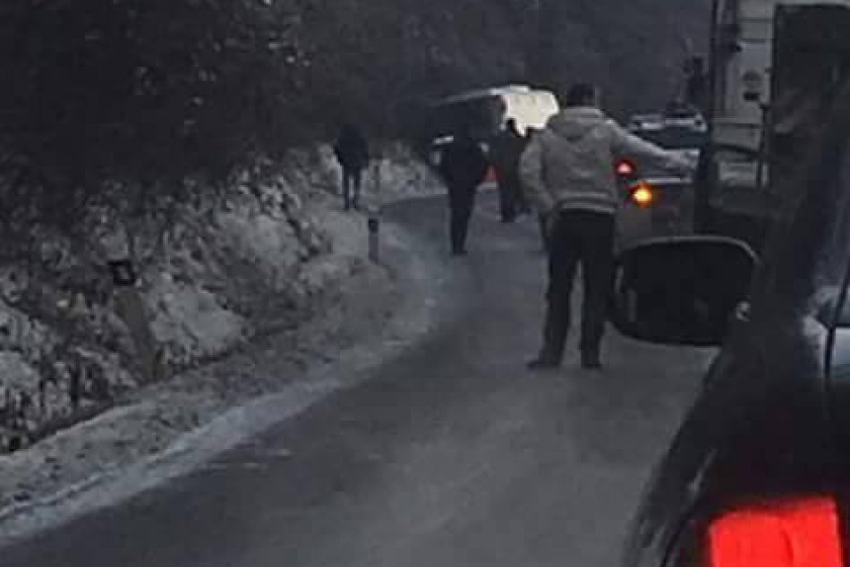 Foto z miesta: Pri Humennom sa stala nehoda autobusu a osobného auta!