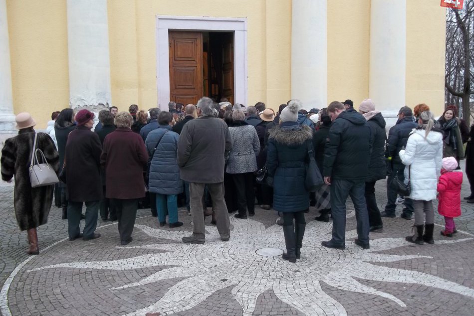 Mestom sa niesli spevy a sviatočné melódie: Kostol praskal vo švíkoch