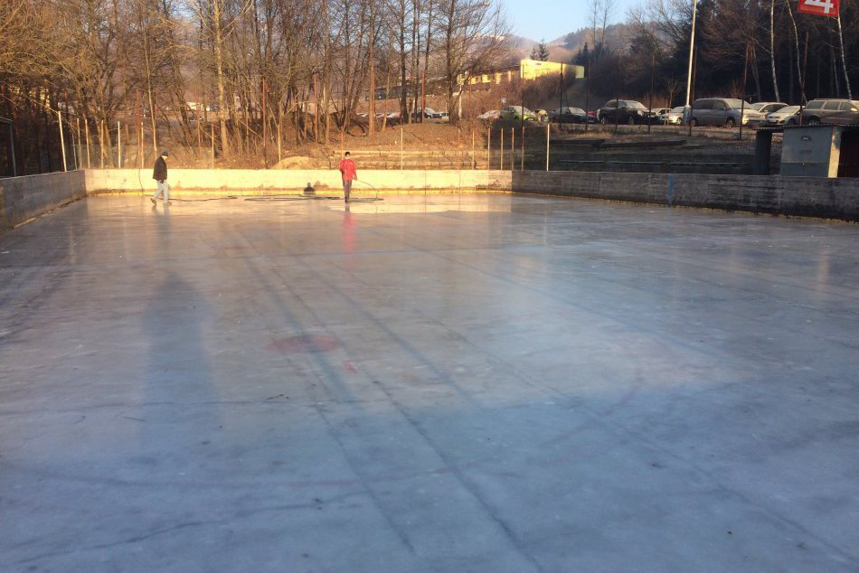 V OBRAZOCH: Vonkajšia ľadová plocha v centre Sásovej opäť otvorená