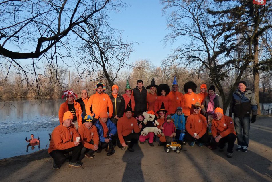 FOTO: Trnavskí Bíli Medvedi oslavovali posledný deň v roku v rybníku