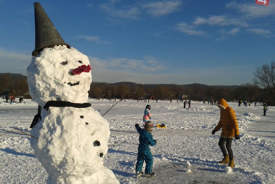V OBRAZOCH: Zamrznuté Badínske jazero láka masy ľudí