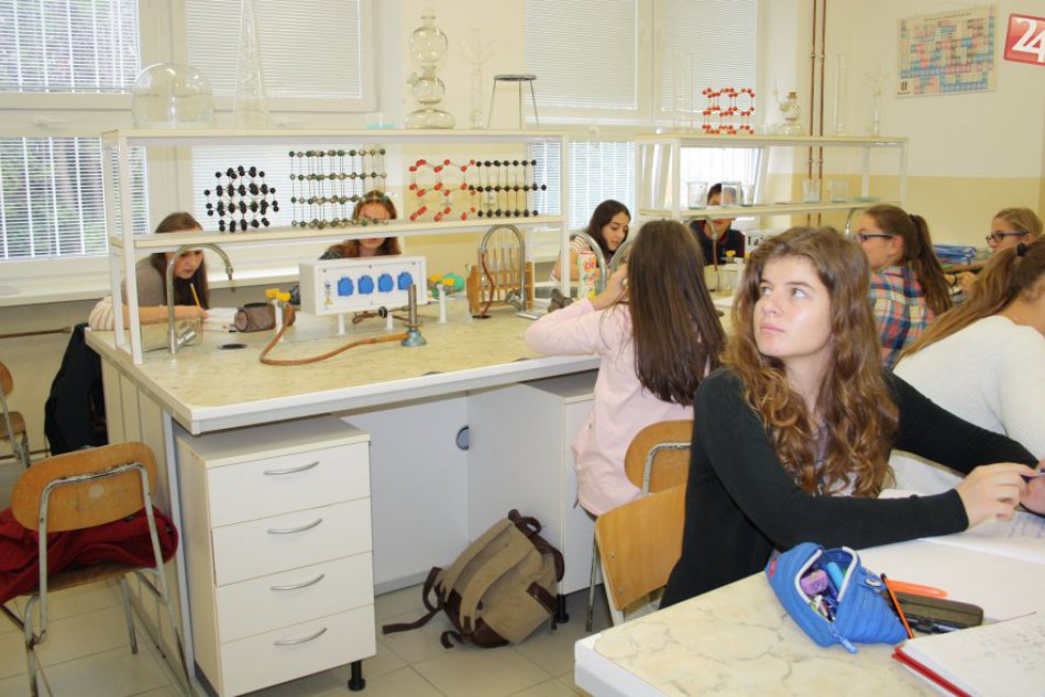 Žiaci a študenti v školách