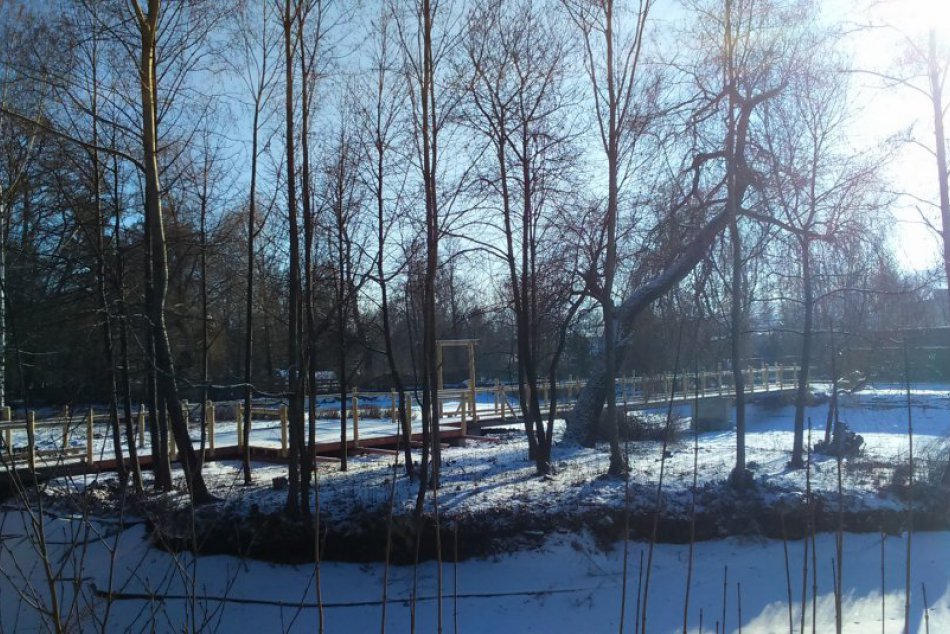 PRVÉ FOTKY: Zoo v Spišskej sa už pýši novým mostom ponad jazero