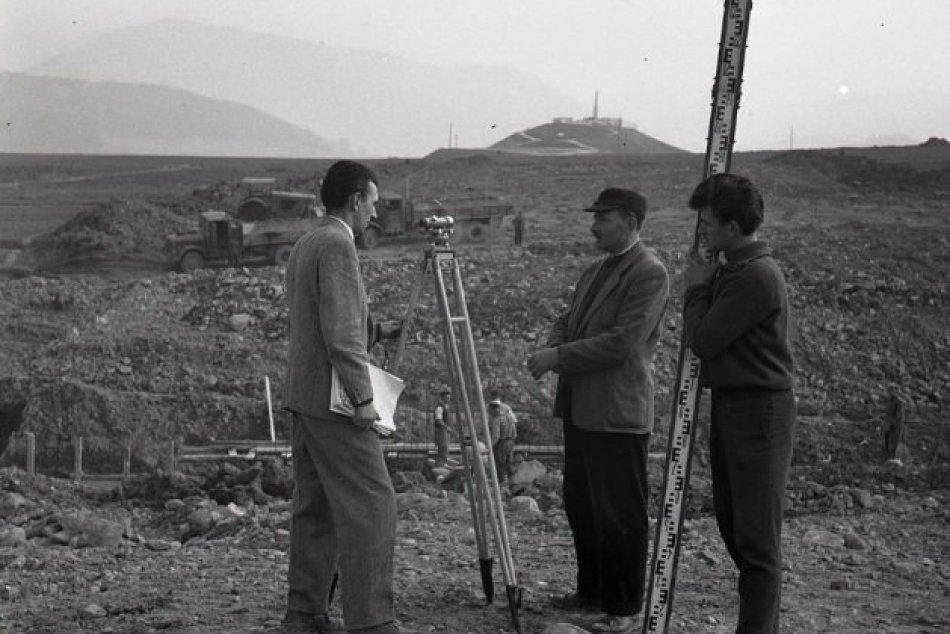 FOTO: Výstavba cesty okolo strečna