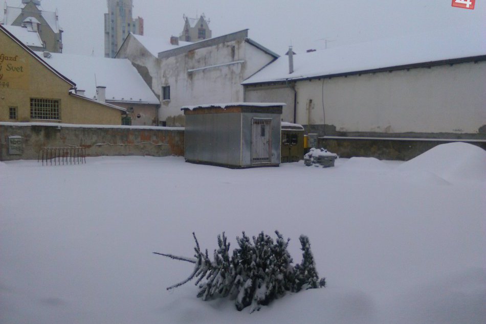 V OBRAZOCH: Priestor, ktorý zatiaľ zakrýva plot poslúži Lučenčanom na oddych