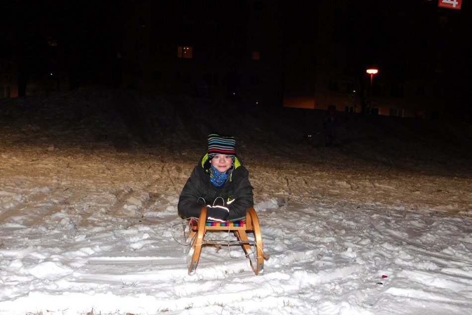 Fotogaléria: Trnavské deti si konečne vychutnali prvú večernú sánkovačku