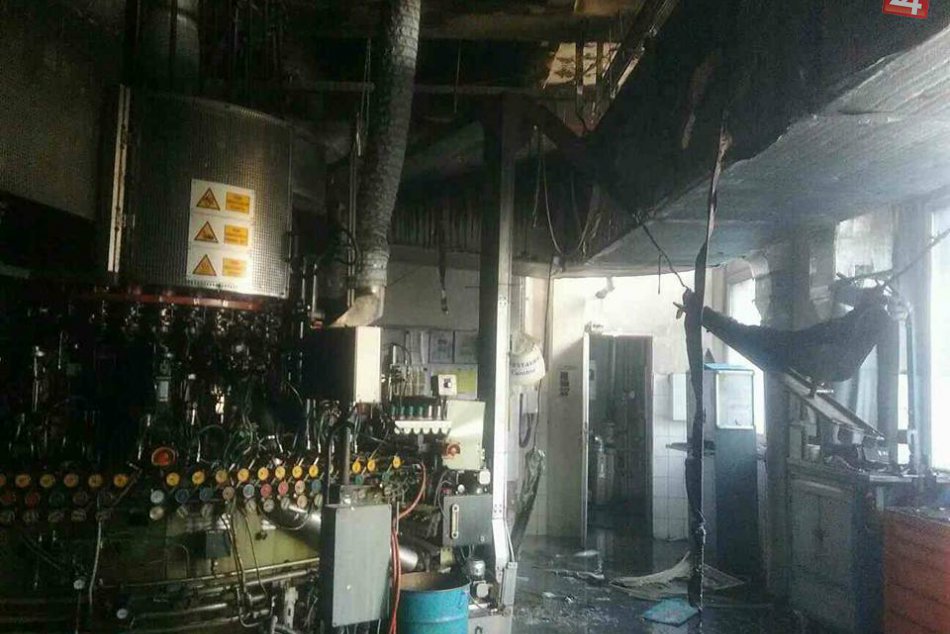 V Bratislave horí hala na výrobu technického skla