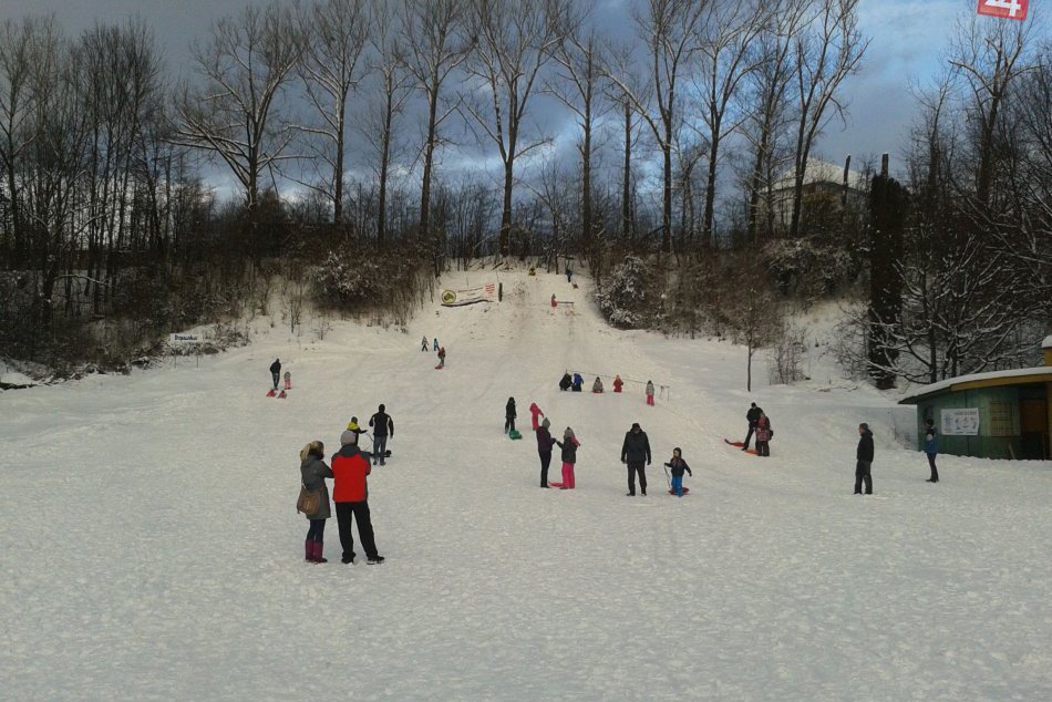 V OBRAZOCH: Plážové kúpalisko v Bystrici priťahuje davy Bystričanov