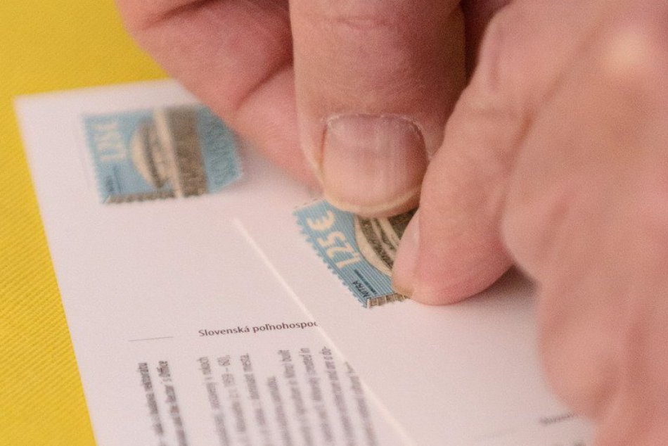 FOTO: Novú poštovú známku slávnostne uviedli v Nitre, predlohou bola Aula Maxima