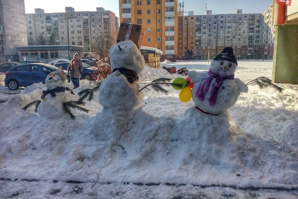 Utešené fotky z Humenného: Takíto snehuliaci nám rozdávajú radosť