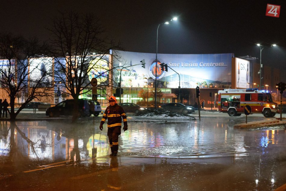 FOTO: Prasknuté potrubie zaplavilo časť Chrenovej, mráz môže narobiť problémy