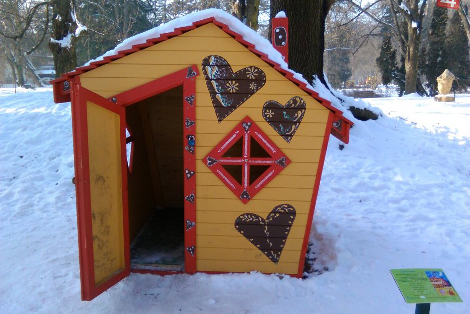 V OBRAZOCH: Rozprávkovú chalúpku v Mestskom parku si vzali na mušku vandali