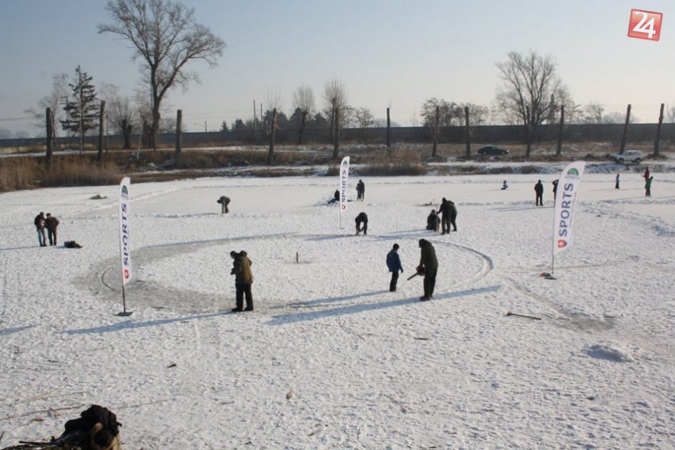 Interesantné dielo pri Hlohovci: Na rybníku vznikol ľadový kolotoč, FOTO