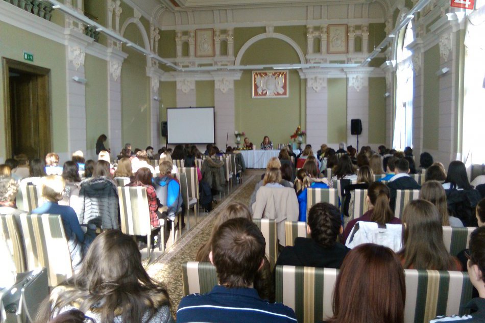 V OBRAZOCH: Lučeneckí študenti so zatajeným dychom počúvali o hrôzach vojny