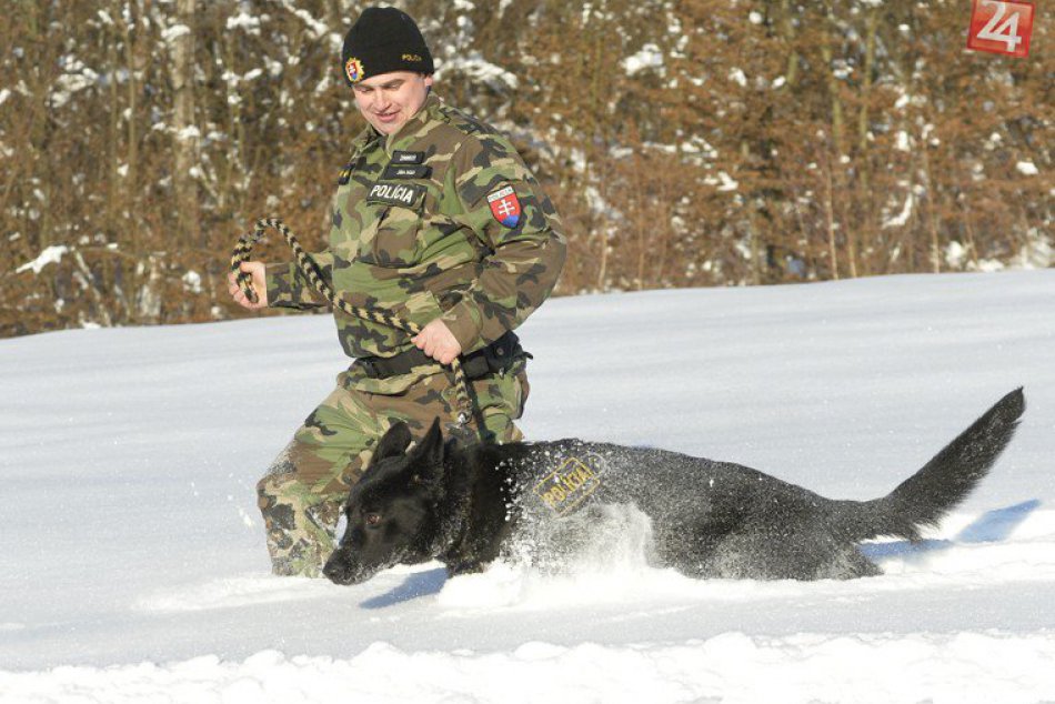 OBRAZOM: Policajti strážia východnú hranicu v extrémnych podmienkach