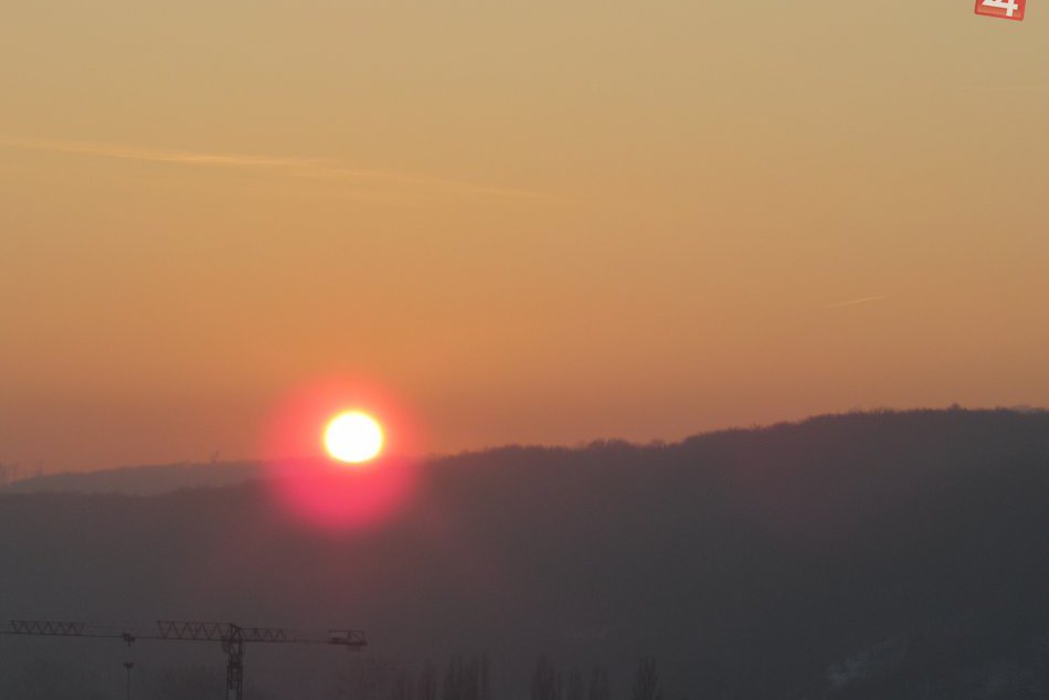 Parádne prírodné divadlo: Západ Slnka v Prešove zachytený fotoobjektívom