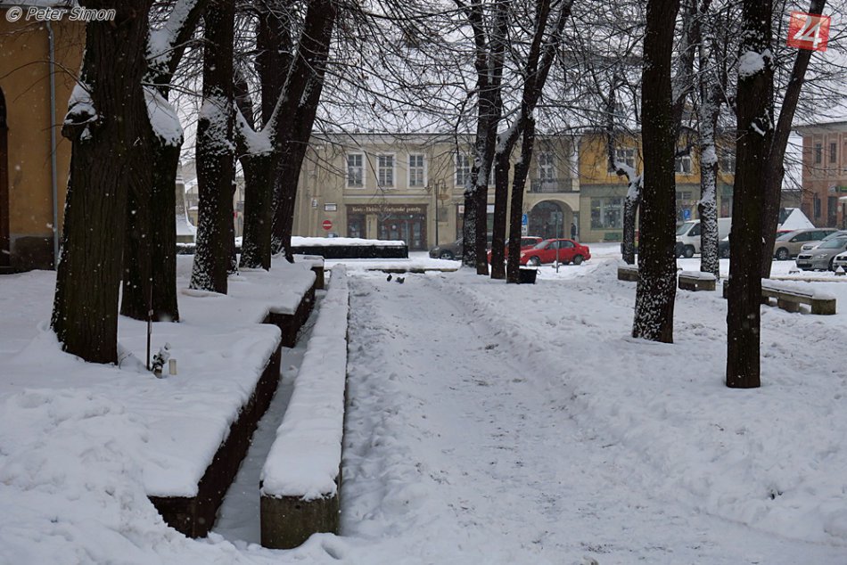 Obrazom: Pozrite si zasnežené Námestie baníkov v Rožňave
