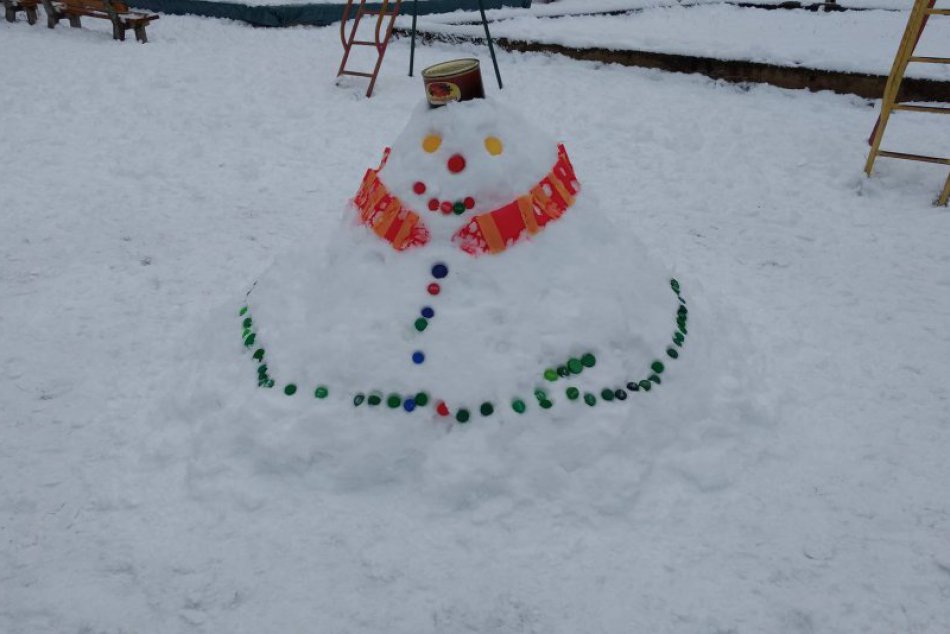 Utešené fotky zo Spišskej: Takýto snehuliaci vyrástli v našom meste
