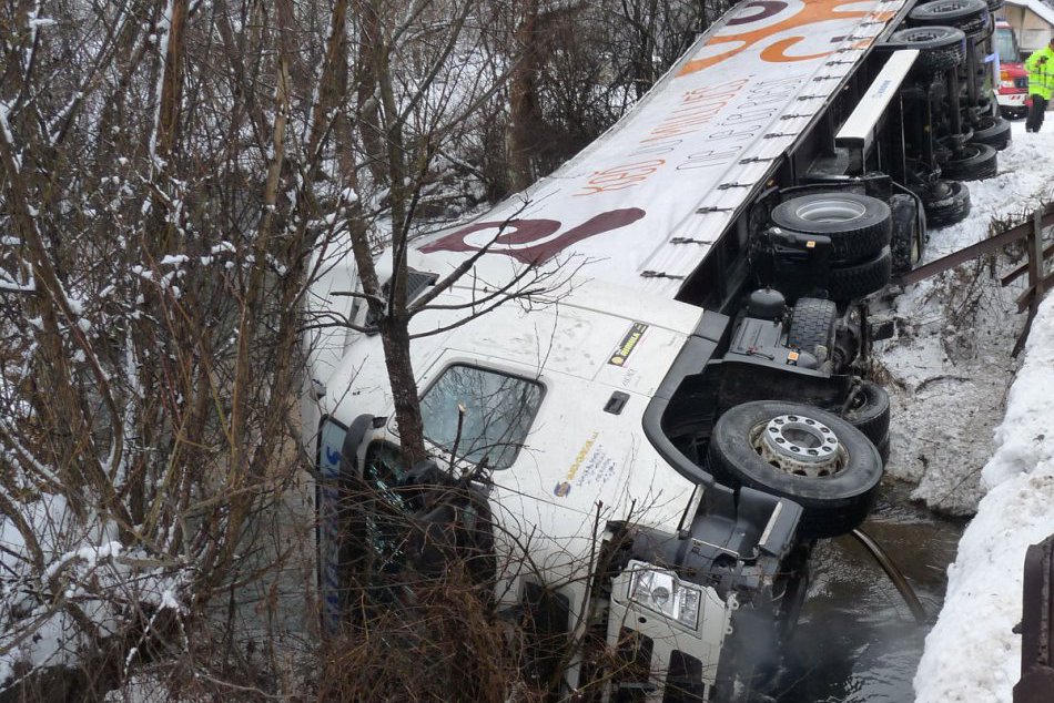 Nehoda v Považskobystrickom okrese: Kamión v potoku!