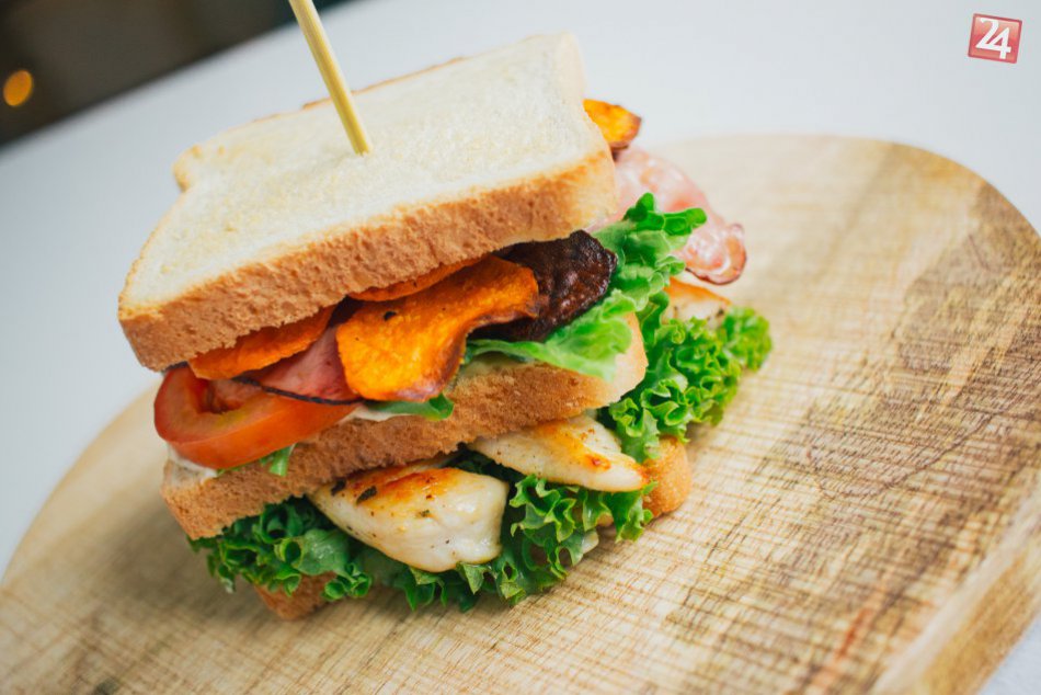 Club Sandwich s batátovými čipsami