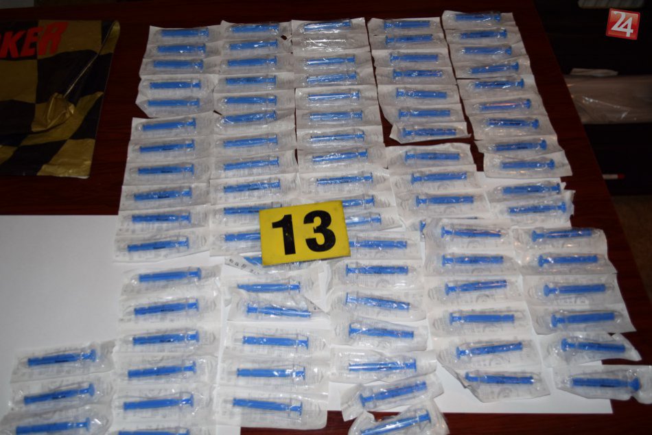 V OBRAZOCH: Zásah kriminalistov na ulici v Brezne s nepríjemným zistením