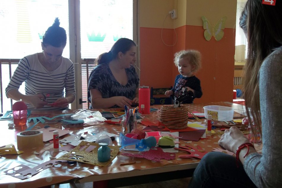 Mamičky s deťmi v MC Mamy mamám sa činili: Vytvorili si vlastné valentínky