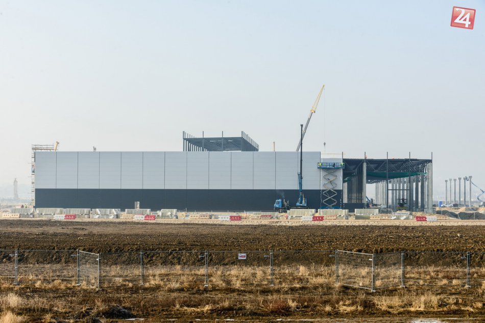 AKTUÁLNE FOTO: Závod automobilky Jaguar Land Rover v Nitre sa dvíha k oblohe