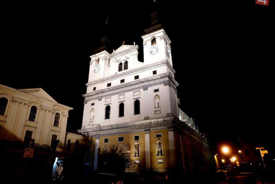 Snímky, ktoré budú vášmu srdcu blízke: Takáto pekná vie byť Trnava po zotmení