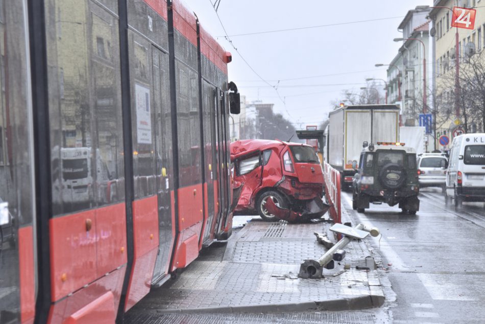 Zrážka električky s autom