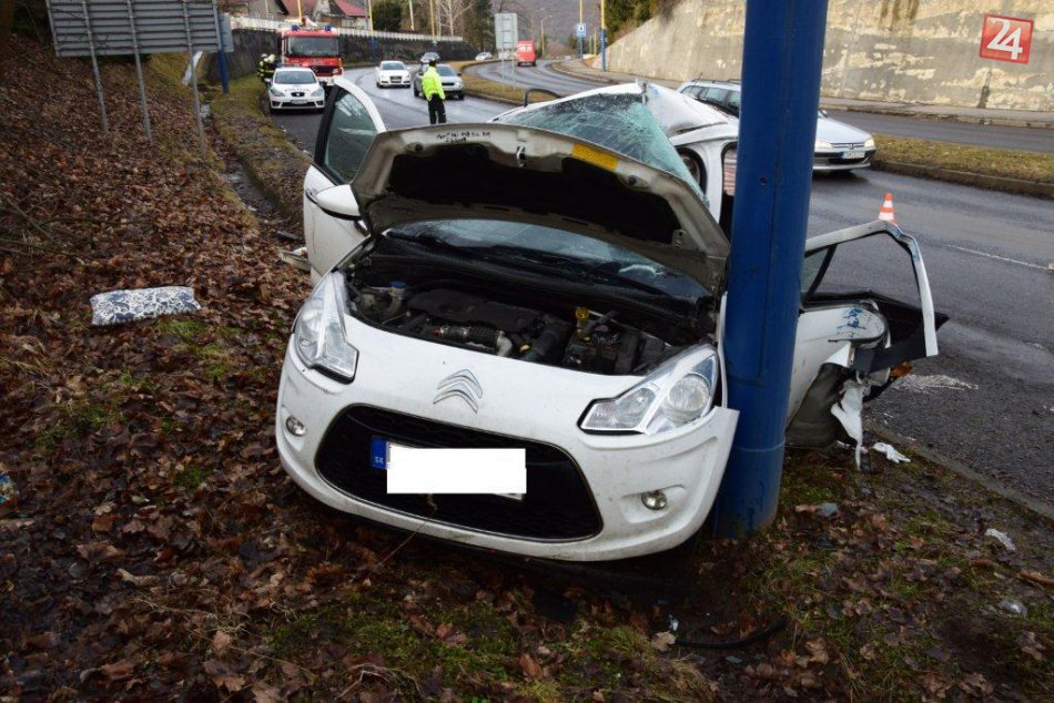 V OBRAZOCH: Mladá žena zakliesnená v aute. Zábery z vážnej nehody vo Zvolene